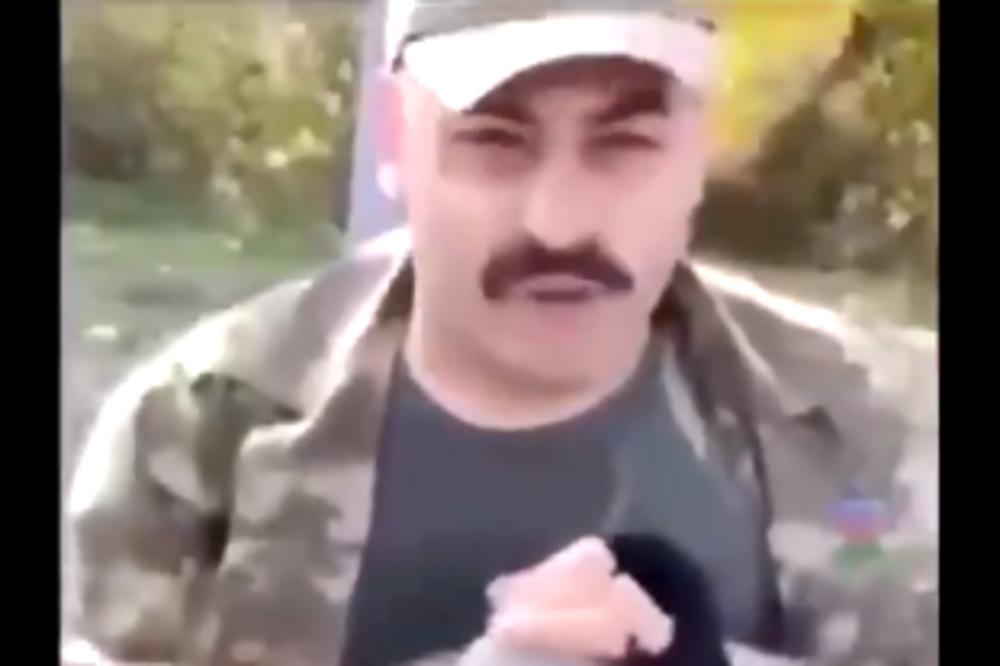 SKANDALČINA! AZERSKI VOJNIK SKRNAVI SVETINJU: Baca i gazi pravoslavni krst, iživljava se nad spomenikom! (VIDEO)