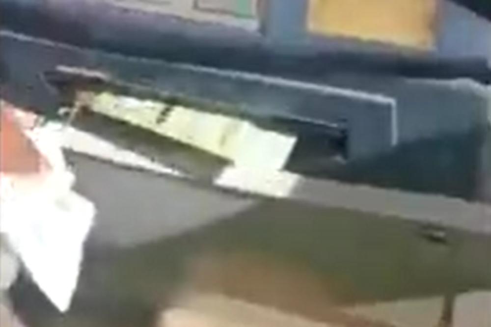 STAO JE KOD BANKOMATA DA BI PODIGAO NOVAC! Ono što je izvukao umesto novca ZALEDILO MU JE KRV U ŽILAMA! (VIDEO)