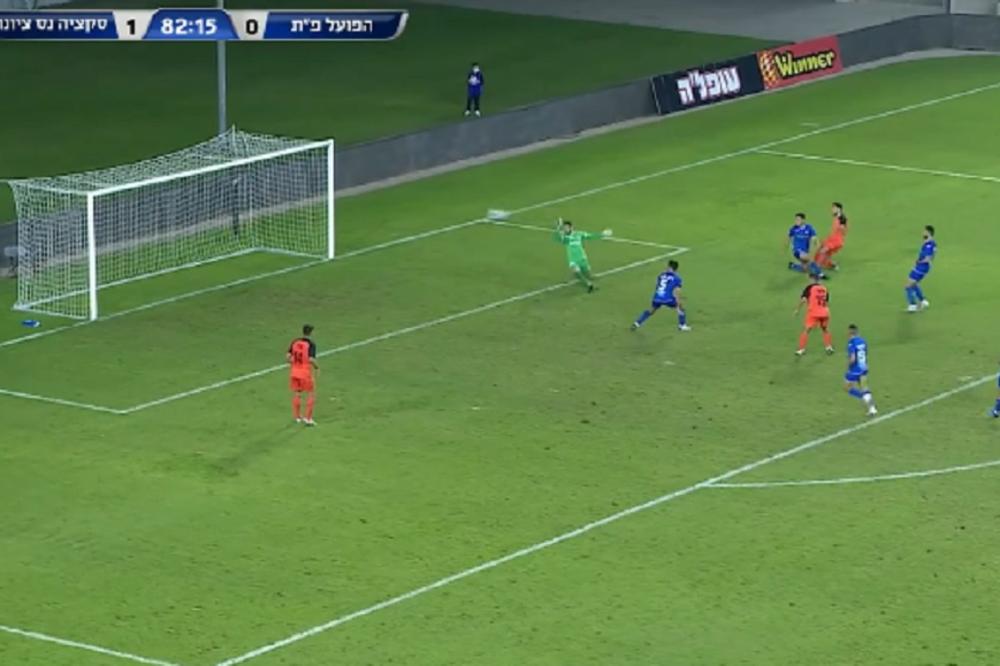 ILI NE ZNA DA DA GOL ILI JE NAJVEĆI BAKSUZ MEĐU FUDBALERIMA: Za 5 minuta 4 puta pogađao prečku i stativu! (VIDEO)