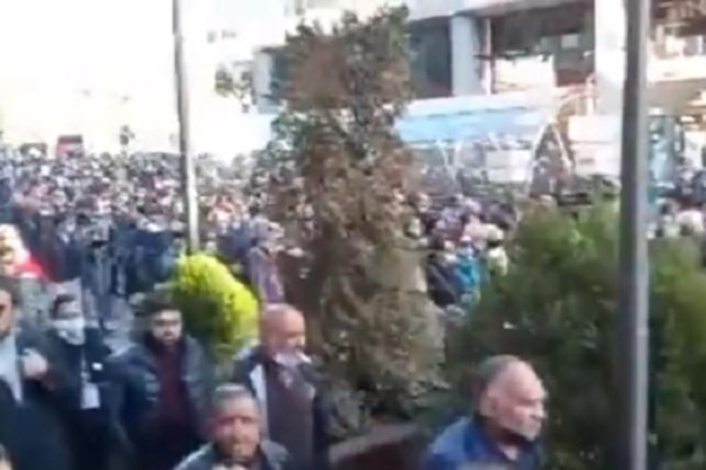 STRAVIČNE SCENE SA ULICA JEREVANA: Žene plaču, ljudi se tuku sa policijom, sve gori! (VIDEO)
