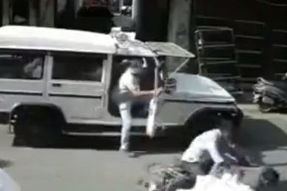 IZAZVAO NESREĆU, PA POČEO DA MLATI ŽRTVU DOK SU SVI SAMO GLEDALI: Najjeziviji prizor POLICIJSKE BRUTALNOSTI (VIDEO)