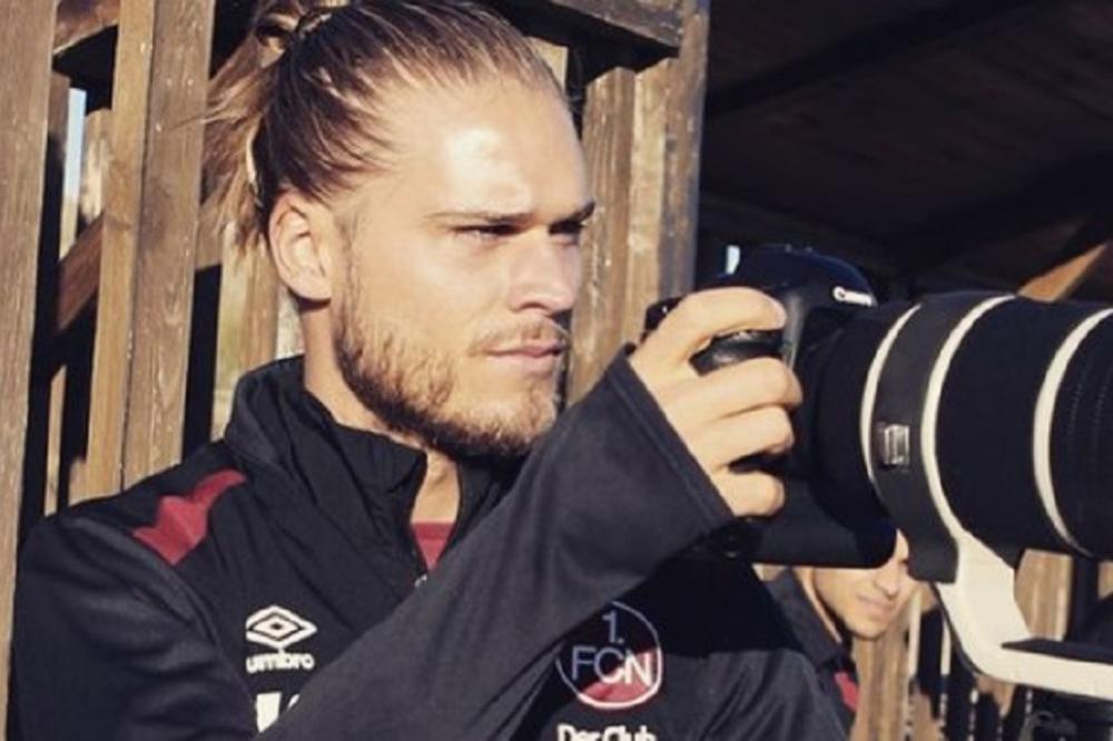 NAJLEPŠI FUDBALER NA SVETU PREKINUO KARIJERU: Žene lude za njim, traže da im pravi decu i donira semenu tečnost!