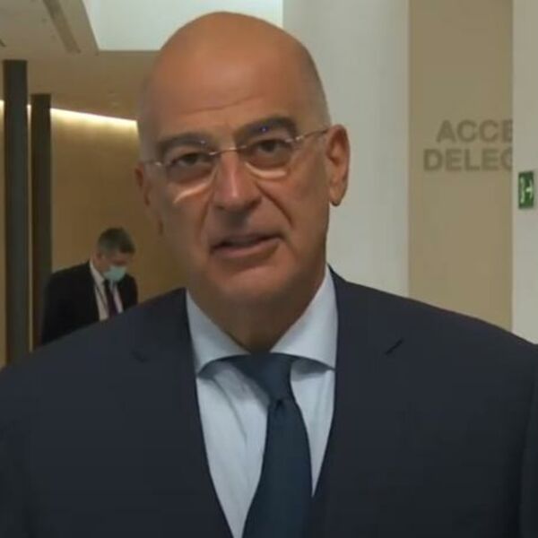 Ministar spoljnih poslova Grčke negativan na koronu ali ostaje u samoizolaciji