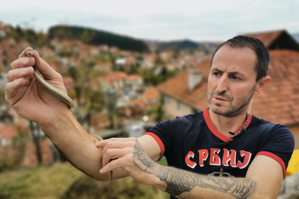 ARSENIJE GOLIM RUKAMA HVATA ZMIJE I STRŠLJENE: Do sada imao STOTINE INTERVENCIJA, a OVE INSEKTE je sačuvao (FOTO)