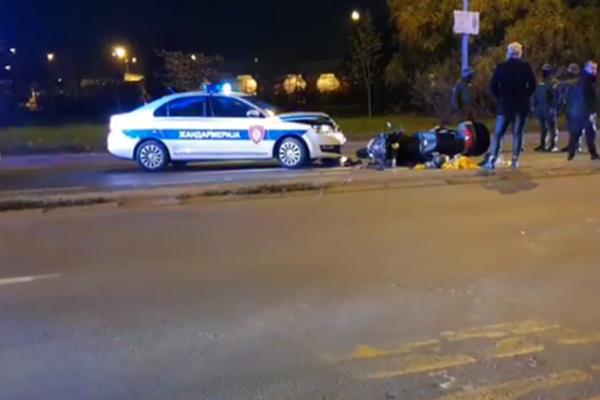 U NOVOM SADU DESILA SE FILMSKA POTERA! Pijan bežao motorom od patrole, pa se ZAKUCAO U VOZILO ŽANDARMERIJE (VIDEO)