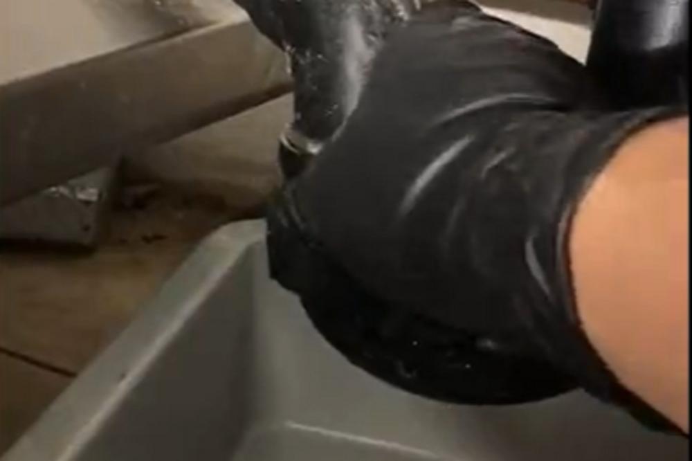 OVAJ SNIMAK ĆE ODGLEDATI SAMO ONI SA JAKIM ŽELUCEM! Vodoinstalater povratio kad je video ŠTA JE U CEVIMA! (VIDEO)