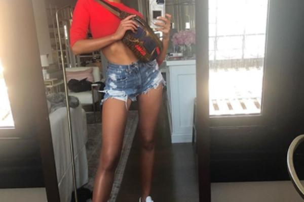 POKAZUJE ONU STVAR GDE GOD STIGNE: Zbog fotki poznate misice 4 MILIONA LJUDI U ČUDU, žena UOPŠTE NE NOSI GAĆE!