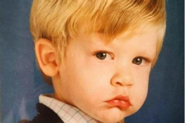 OVAJ PRESLATKI DEČAK JE DANAS VELIKA ZVEZDA U SRBIJI! Da li možete da pogodite KO je na slici?