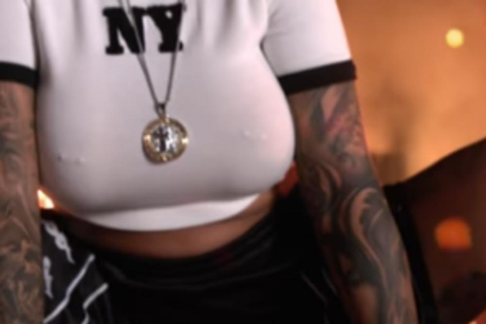 ŠOKANTNO, STARLETA JAVNO OBJAVILA KOMENTAR KLIJENTA! Svi su bili u šoku šta vide!