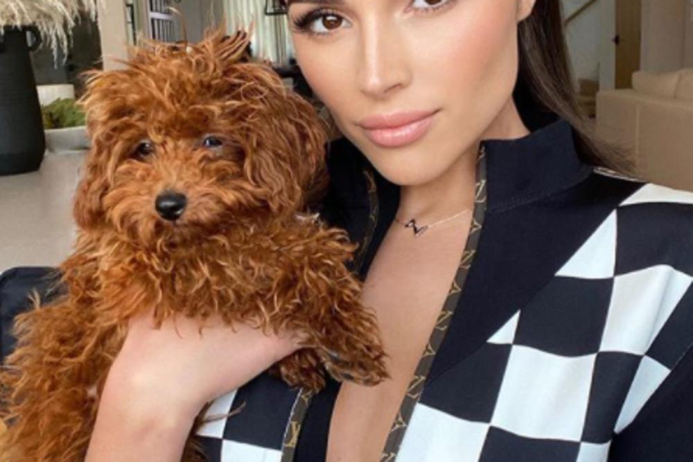 ŠOK NA INTERNETU! Bivša misica se slikala GOLA! Svi se pitaju nosi li VEŠ IKADA?