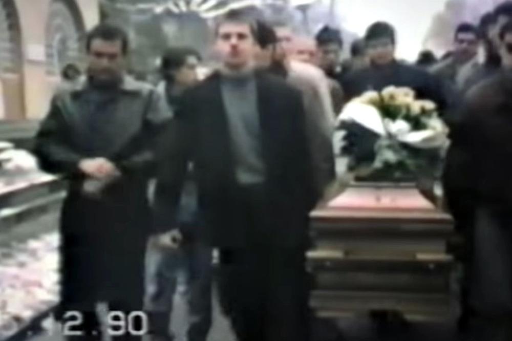 OVO JE DO SADA NEOBJAVLJENI SNIMAK: Knele je sahranio drugara kog je istetovirao, KRIMI OTAC JE BIO UZ NJEGA