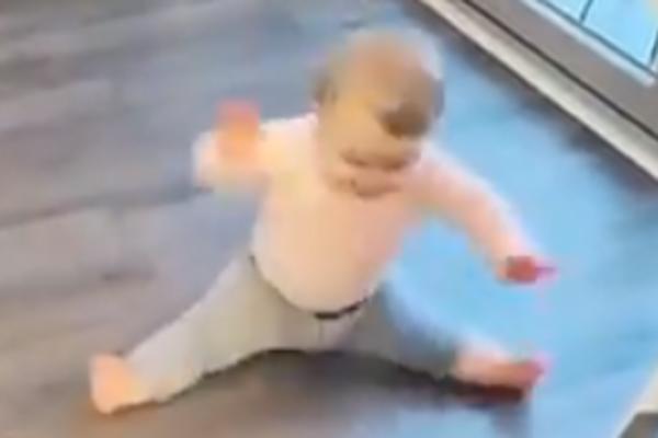 OVA BEBA ĆE VAS SLATKO NASMEJATI: Nećete verovati šta radi! (VIDEO)