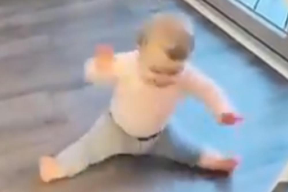 OVA BEBA ĆE VAS SLATKO NASMEJATI: Nećete verovati šta radi! (VIDEO)