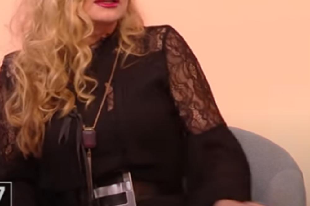 GODINE JOJ NIŠTA NE MOGU! Na sebi ima samo bademantil, leži na krznu, noge gole zategnute, da joj devojke pozavide!