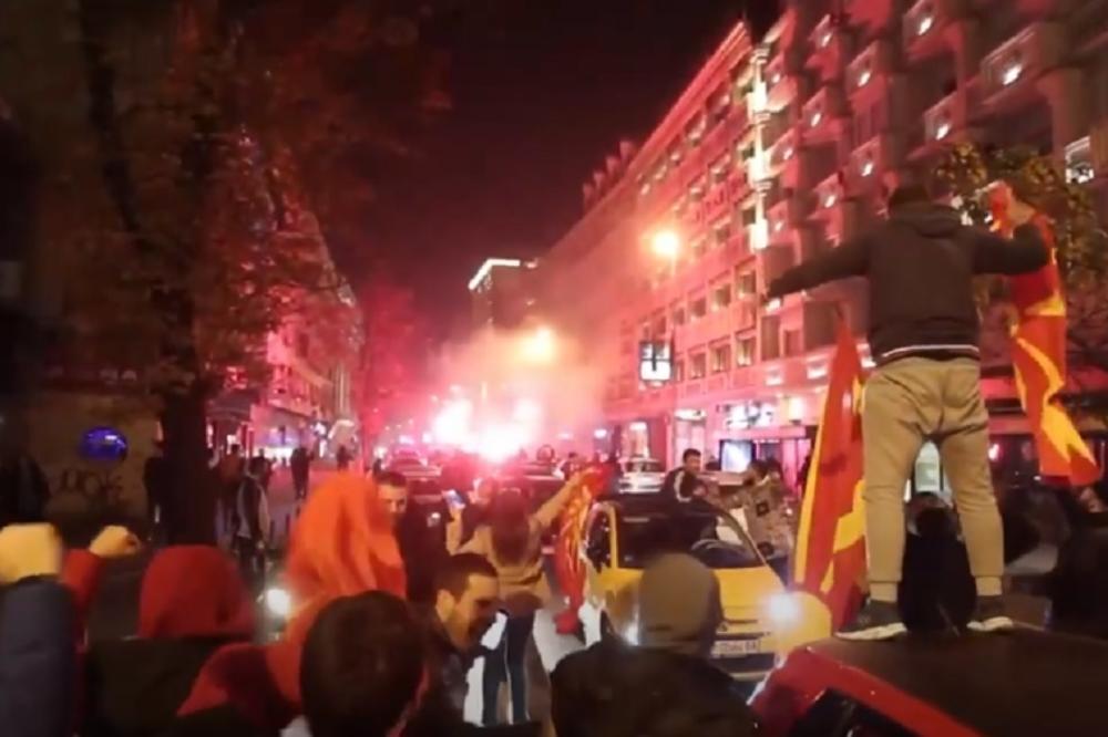 MAKLJAŽA U SKOPLJU! Došlo do OBRAČUNA Albanaca i demonstranata, SEVALI PIŠTOLJI, KAMENICE I JAJA na protestu! VIDEO