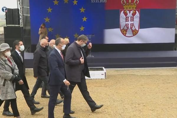 VUČIĆ: SRBIJA će imati preko 2 MILIJARDE STRANIH INVESTICIJA, sve ovo se gradi u našoj Srbiji!