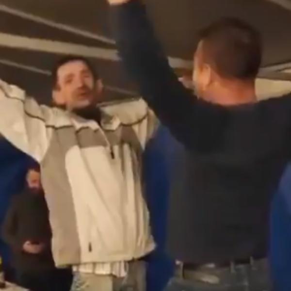 MRTVI PIJANI BEZ MASKI NA PREDIZBORNOM SKUPU U BOSNI: Ovo je najjači snimak 2020. godine! (VIDEO)