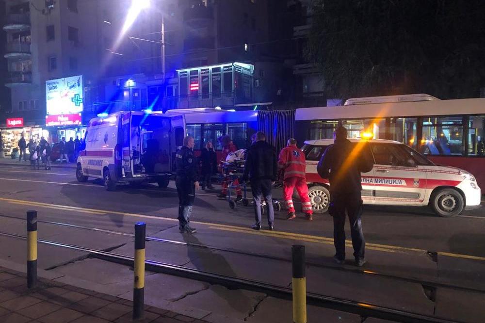 NESREĆA NA BANOVOM BRDU: Sudarili se automobil i motor, jedna osoba prevezena je u Urgentni!