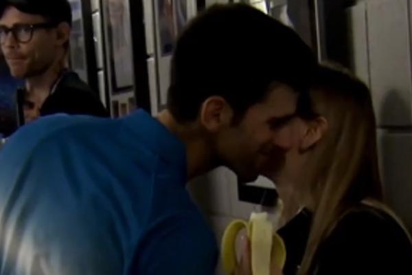 SNIMAK KOJI JE ISTOPIO PLANETU: ATP objavio kako Nole i Jelena razmenjuju nežnosti! Nije prestajao da je ljubi!