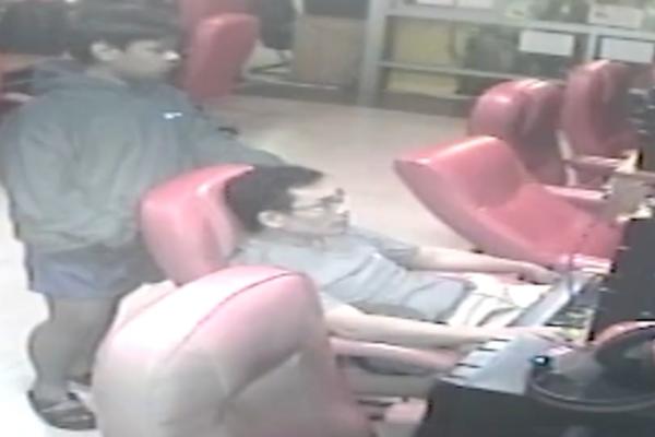 HULIGAN STAVIO NOŽ POD GRLO GEJMERU, ALI BRZO JE ZAŽALIO: Ovo sigurno NIJE OČEKIVAO! (VIDEO)