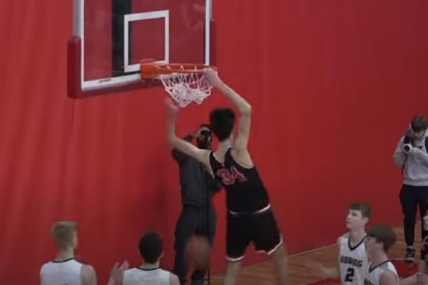 ZABORAVITE NA LEBRONA, JOKIĆA, KAVAIJA: Ovaj klinac ima 2.16 i tehniku Stefa Karija! POTPUNO JE LUD! (VIDEO)