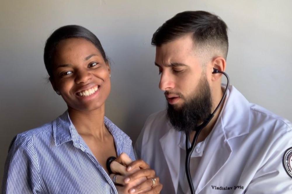 ONA UČI NAŠ JEZIK I OBOŽAVA SARME: Vladislav i Mija pobijaju sve STEREOTIPE! Njihova ljubav je INSPIRACIJA (PHOTO)