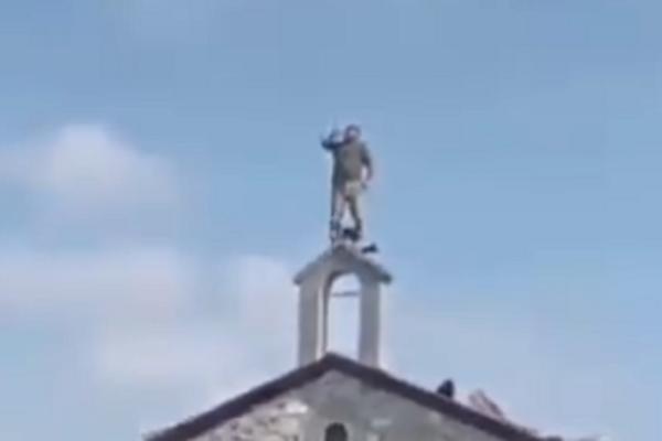 AZER JE LOMIO KRST NA KROVU CRKVE I DRAO SE 'ALAHU AKBAR': Monstruozne scene iz pakla Nagorno Karabaha!