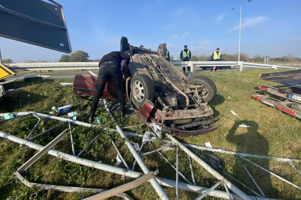 TEŠKA SAOBRAĆAJKA NA AUTOPUTU: Od siline udara automobil se prevrnuo na krov