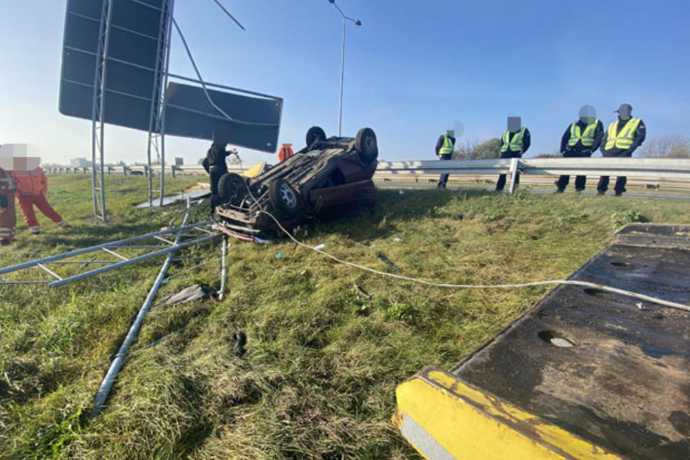SAOBRAĆAJKA KOD STARE PAZOVE! Automobil od siline udara završio u njivi