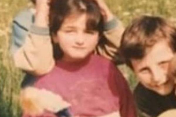 BOMBETINA JE NA ESTRADI, MUŠKARCI SEKU VENE ZA NJOM: Ova preslatka devojčica sa slike je danas VELIKA ZVEZDA!