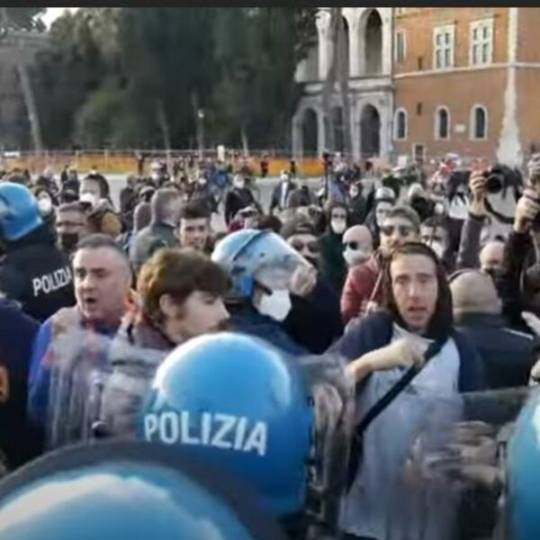 ITALIJANI RAZDRAŽENI, NIKAD NISU BILI OVAKO LJUTI: Razbijaju, pevaju i uzvikuju slogane, a sve zbog OVE ODLUKE!