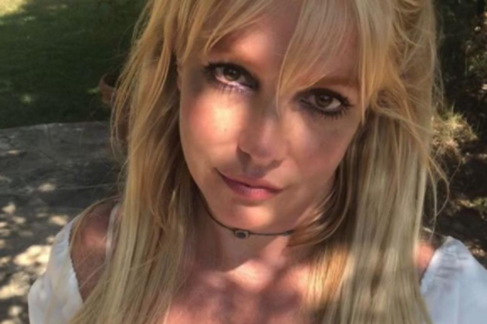 POSRNULA PEVAČICA TVRDI DA SE UŽASNO BOJI VLASTITOG OCA, A SADA ZABRINULA FANOVE: Ovo je moj poslednji video!