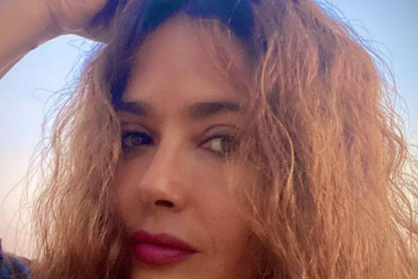 ZAPALILA INSTAGRAM! Selma Hajek i u šestoj deceniji IZBACILA GRUDI, IZVILA SE I SVE PRŠTI OD SE*SIPILA! (FOTO)