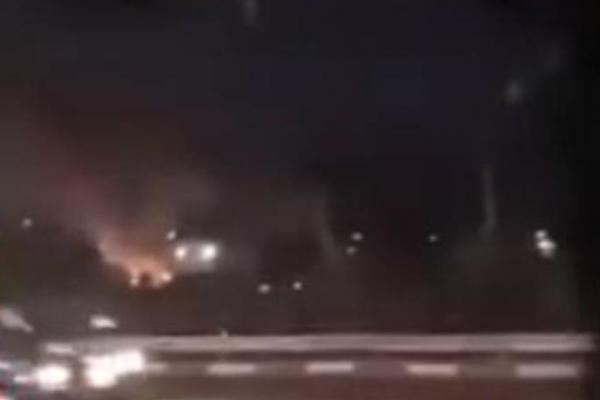 JEZIVA EKSPLOZIJA POTRESLA JE CEO GRAD: Kamion PLANUO nasred BENZINSKE PUMPE! (VIDEO)