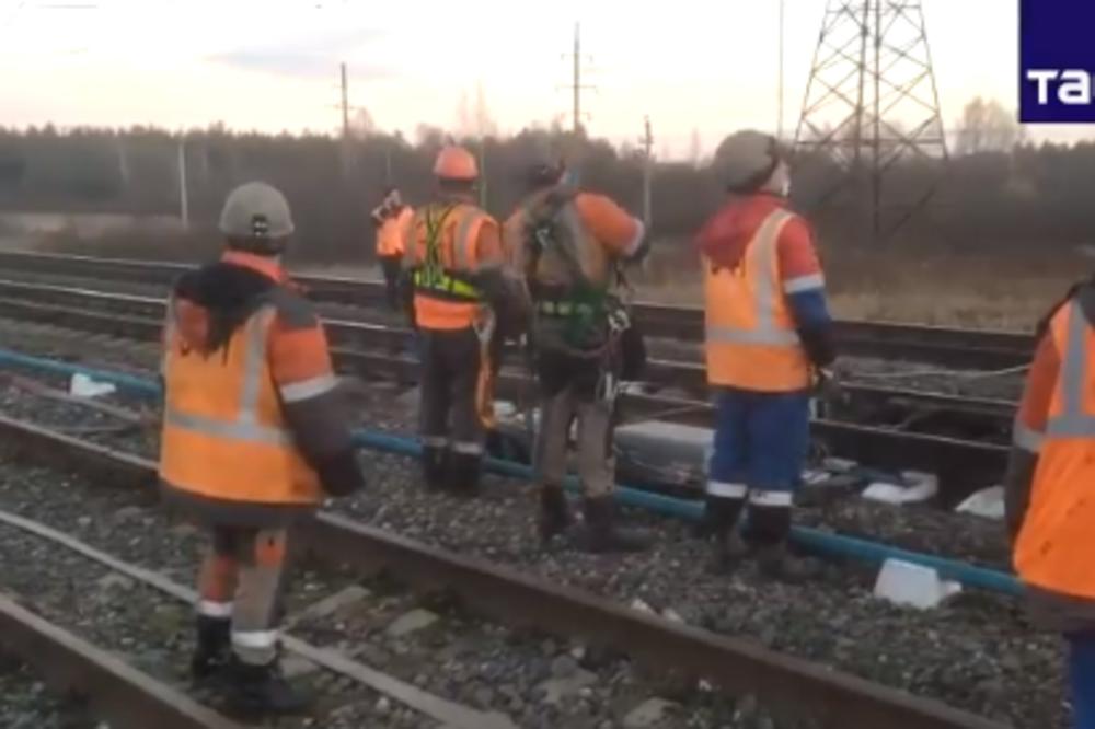 IMA I MRTVIH NAKON TRAGIČNOG DOGAĐAJA: Velika drama potresla Rusiju kada je ceo voz sleteo sa šina! (VIDEO)