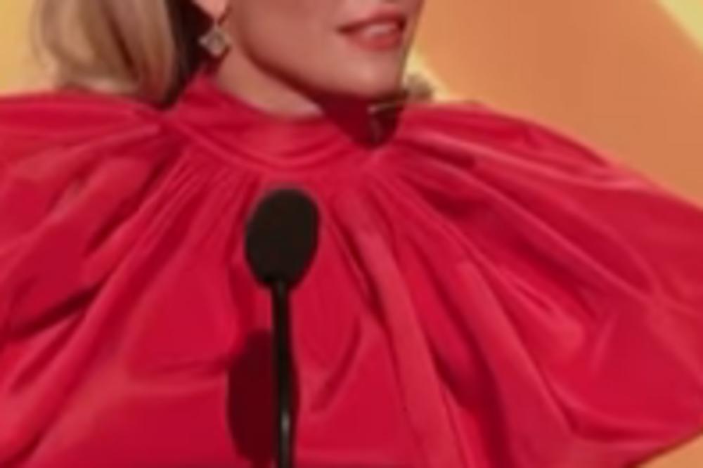 CEO SVET GLEDA NJENE SUZE: Pevačica stoji na bini i ne može da se smiri, potrešena, ne prestaje da plače!