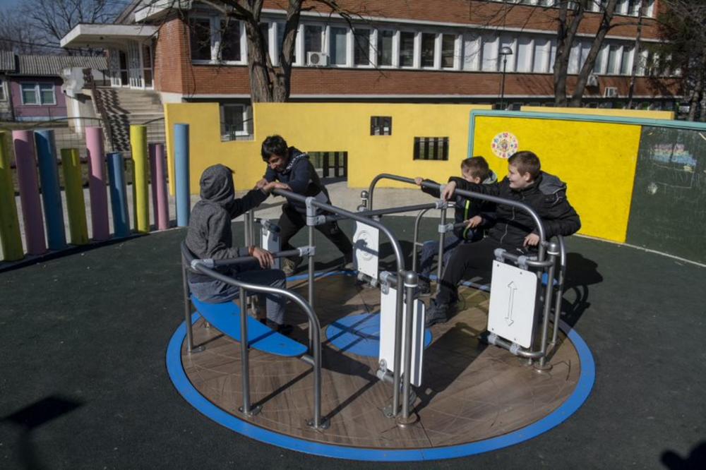 DECI I RODITELJIMA IZ NOVOG SADA STRAH TEČE VENAMA: Nakon pronalaska bombe na igralištu NE SMEJU DA SE IGRAJU