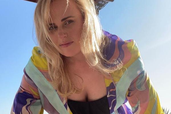 NEPREPOZNATLJIVA JE: Rebel Wilson šokirala fanove drastičnim GUBITKOM KOLOGRAMA! KONAČNO OTKRILA TAJNU! (FOTO)