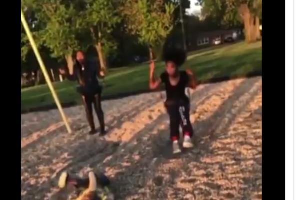 STRAVA I UŽAS NA DEČJEM IGRALIŠTU: Kako je mogla da NE GLEDA KUDA IDE DETE? (VIDEO)