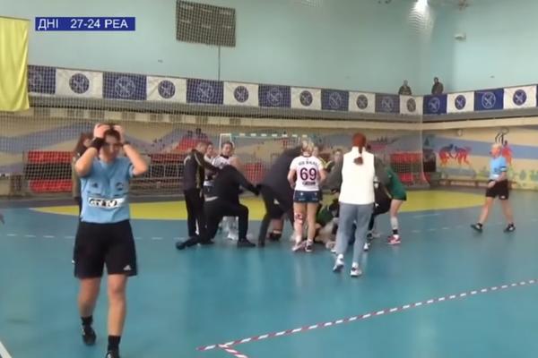 SUDIJA SE UHVATILA ZA GLAVU: Nije mogla da gleda ovoliko nasilje! Rukometašice se tukle brutalnije nego muškarci!