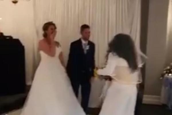 HAOS NA VENČANJU: Svekrva NAPALA buduću SNAJU, a ona joj BRUTALNO UZVRATILA! Totalni RASPAD SISTEMA!