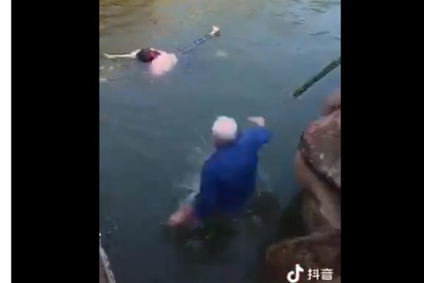 KAKVA DRAMA, ČOVEK (61) SKOČIO U REKU DA SPASI DEVOJKU (24) KOJA SE DAVILA: Ovo je prosto NEVEROVATNO! (VIDEO)