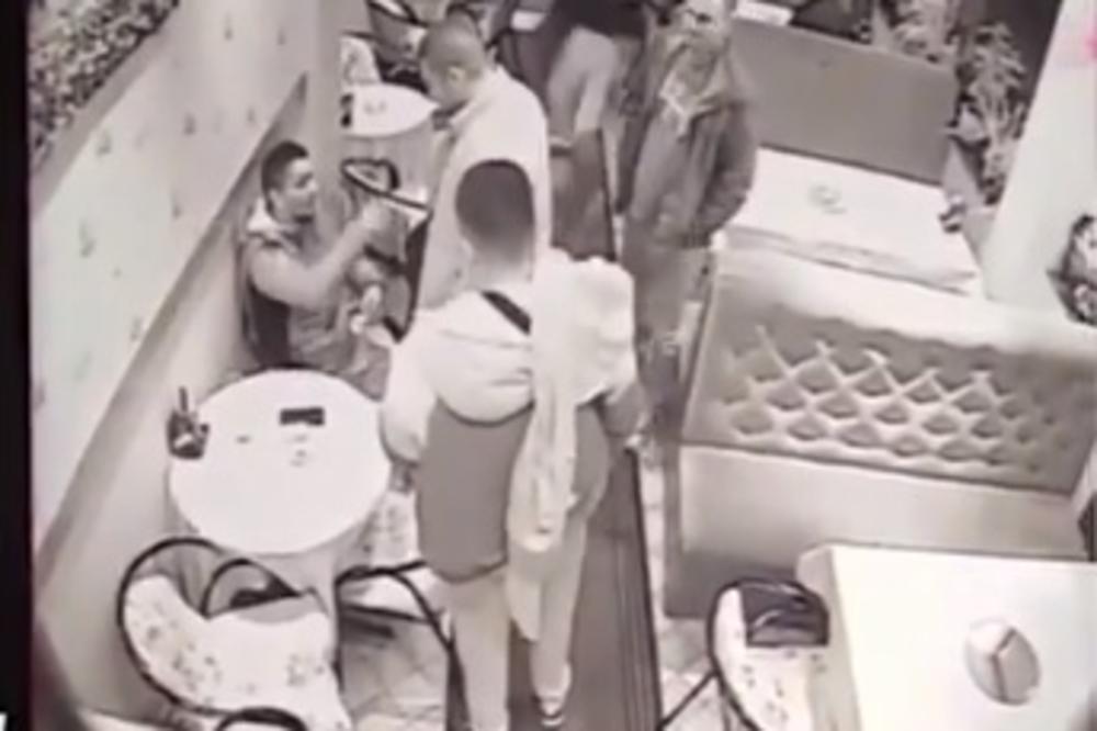 UZNEMIRUJUĆE! Kamere snimile okršaj u novosadskom restoranu: Napadač izvadio pištolj, gosti pravo pod sto (VIDEO)
