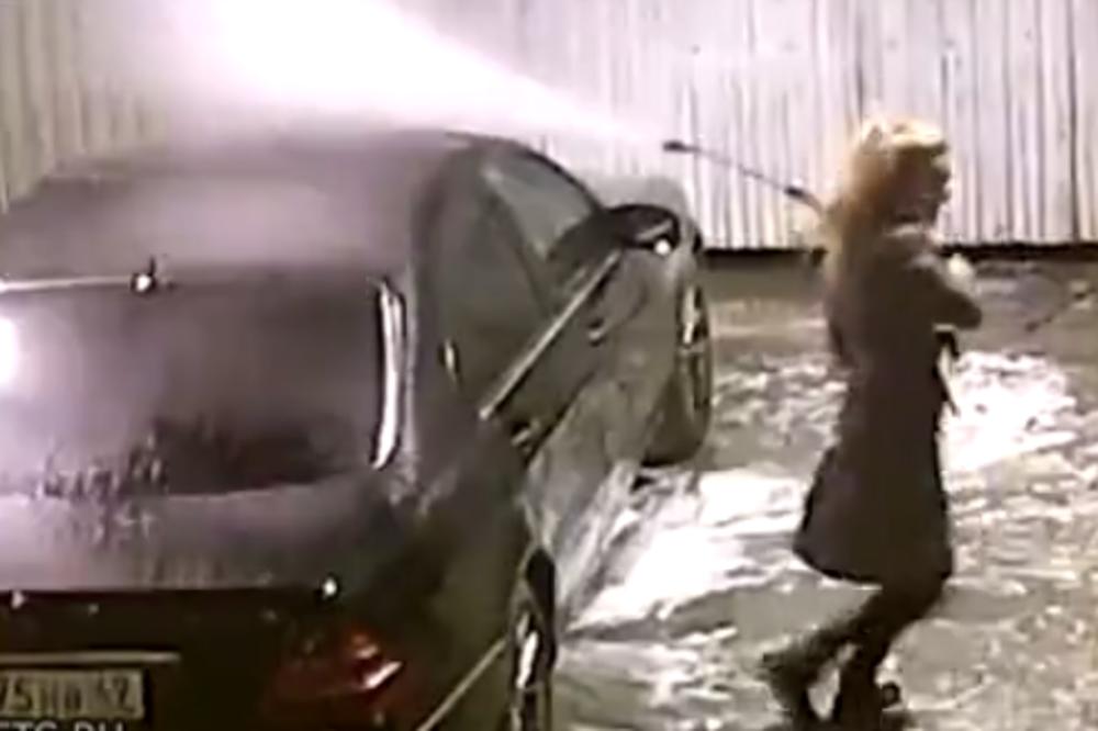 PLAVUŠA JE U RUKE UZELA DŽINOVSKI ŠMRK ZA PRANJE KOLA: Ne možete ni da pretpostavite šta se onda desilo! (VIDEO)