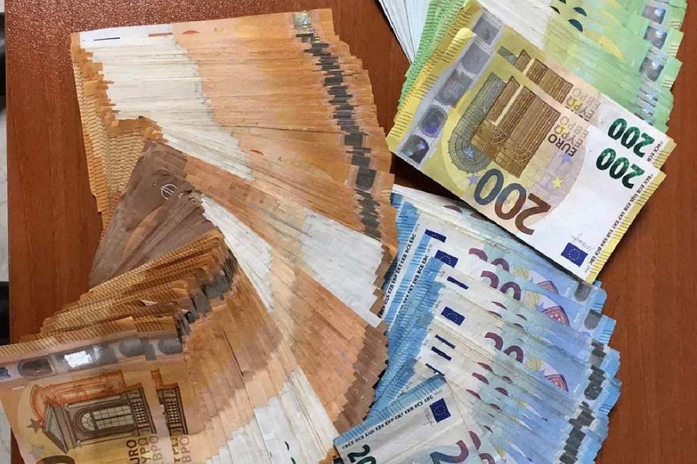 KAMIONDŽIJA POKUŠAO DA SAKRIJE 30.000 €! Carinici pronašli plen i to na OVOM mestu, a baš se potrudio da se ne vidi
