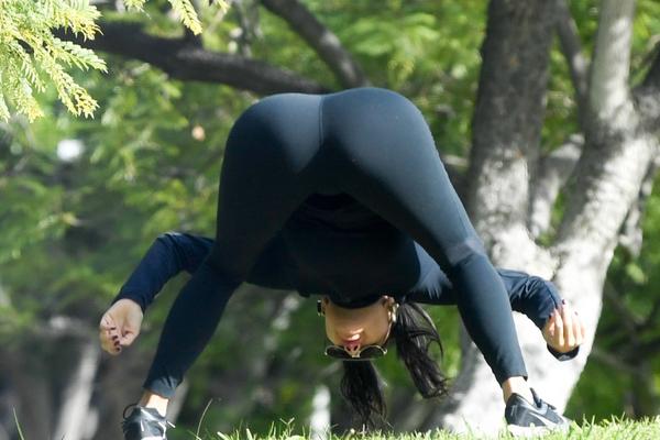 AU, KAKVA SKANDALČINA! Atraktivna pevačica se SAVILA u parku i POKAZALA HOT GUZU! Svi buljili u DONJI DEO (FOTO)