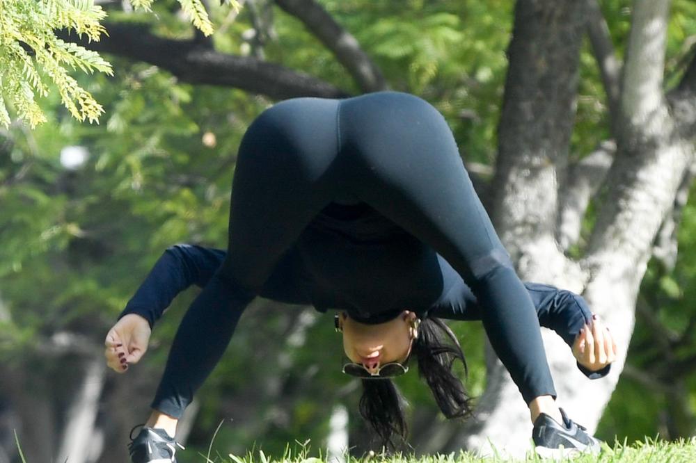 AU, KAKVA SKANDALČINA! Atraktivna pevačica se SAVILA u parku i POKAZALA HOT GUZU! Svi buljili u DONJI DEO (FOTO)