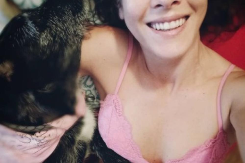 OPA! GLUMICA PRIZNALA DA OBOŽAVA SE*S! Fanovi ŽESTOKO OPLELI posle izjave, nisu računali ni na OVO!