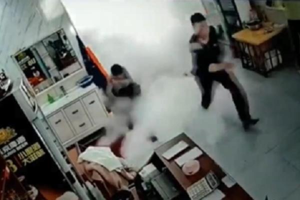 GOSTI GORELI, BEŽALI NAPOLJE! Eksplozija u RESTORANU, ljudi spasavali ŽIVE GLAVE (VIDEO)