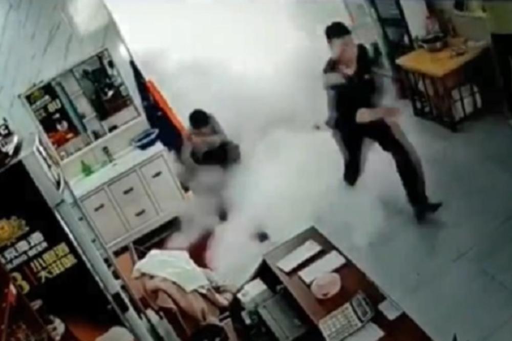 GOSTI GORELI, BEŽALI NAPOLJE! Eksplozija u RESTORANU, ljudi spasavali ŽIVE GLAVE (VIDEO)